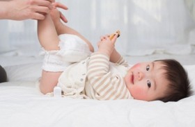 Bé đi ngoài nhiều lần trong ngày cần lưu ý gì?