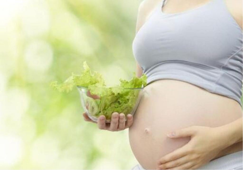 Mẹ bầu nên tránh sử dụng các chất kích thích, thực phẩm quá cay, quá mặn....